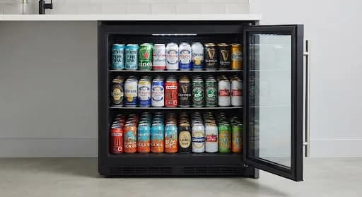 Cervejeira de 96 litros com porta de vidro e prateleiras cheias de latas e garrafas