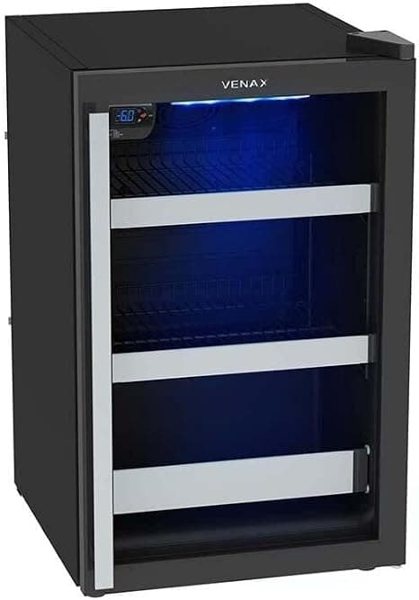 Cervejeira slim de 100 litros com acabamento preto escovado, porta de vidro e prateleiras de madeira